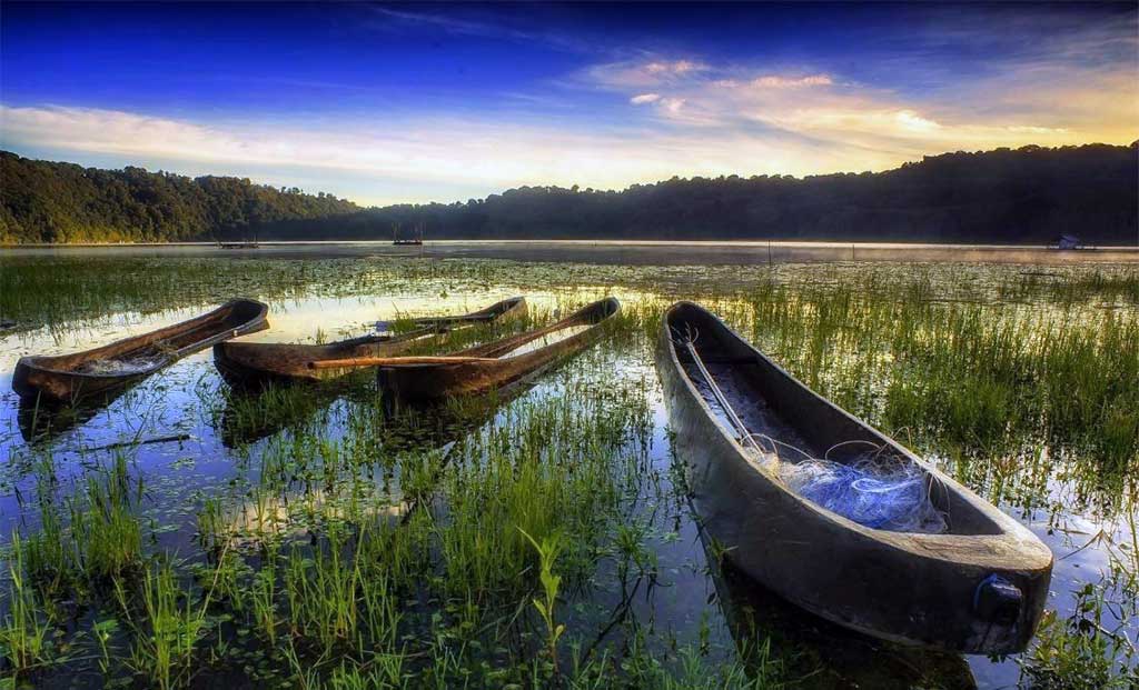 experience munduk tamblingan lake canoes instant karma magazine destinations bali