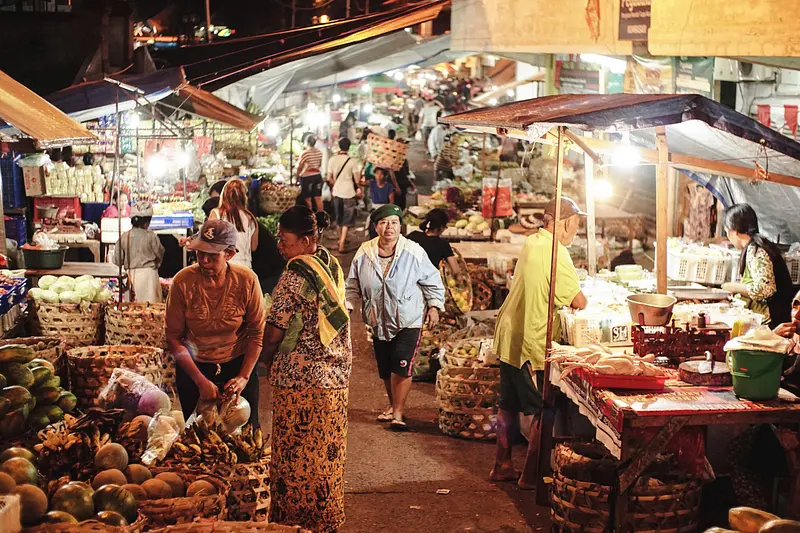 mercatini di cultura di strada kreneng denpasar di notte