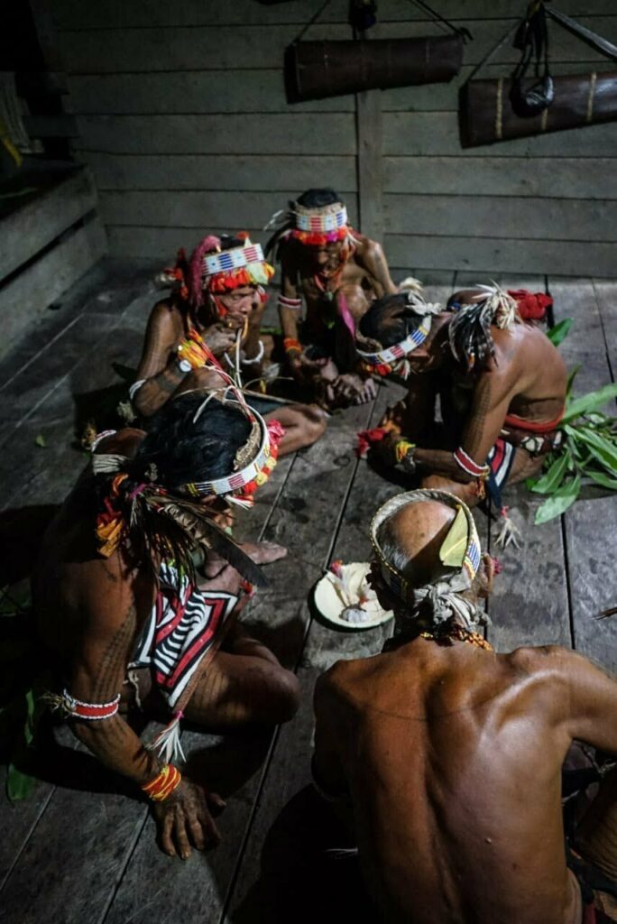 Esta é uma tatuagem do Mentawai. Eles tatuam seus corpos nos tornozelos, dedos, peito, costelas, pescoço e bochechas.