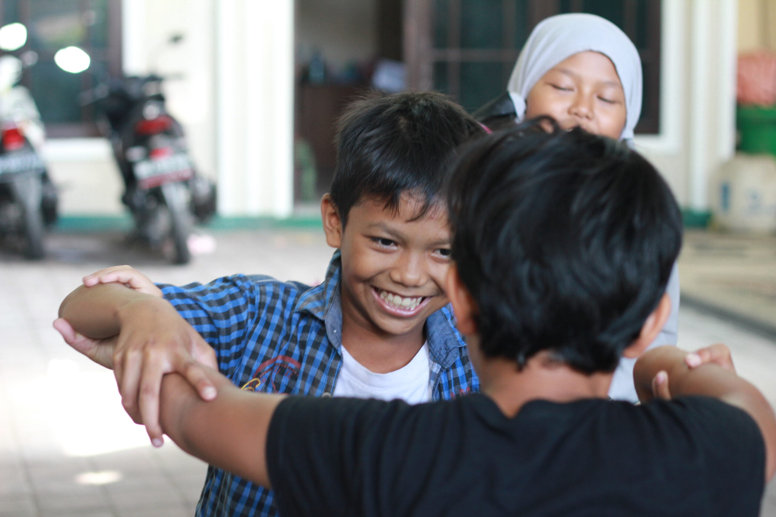 Joseph mendaur ulang dua orang teman yang memeluk anak-anak