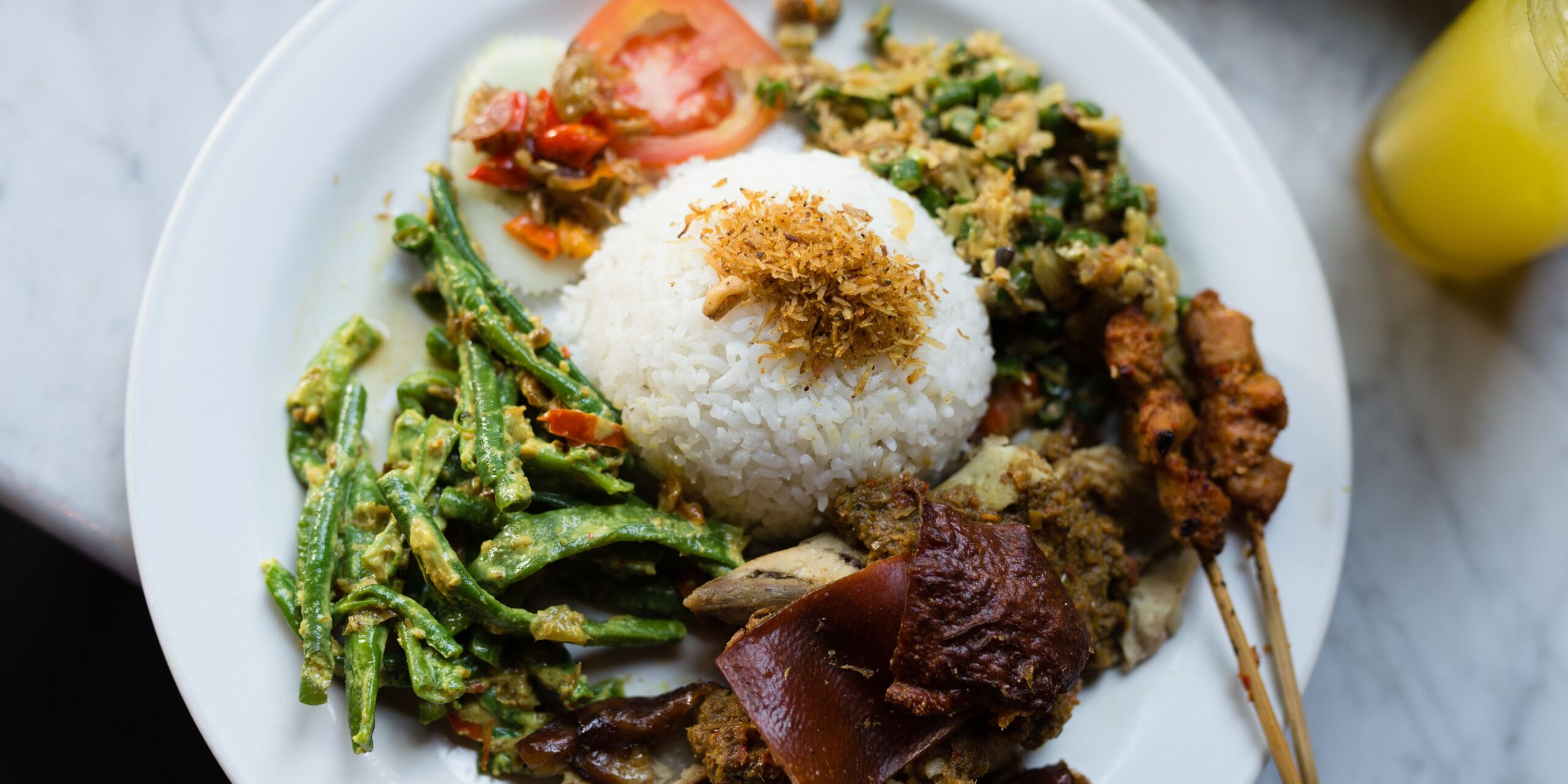 Nasi Campur dengan sate, buncis, jajanan kaki babi, kuliner lokal