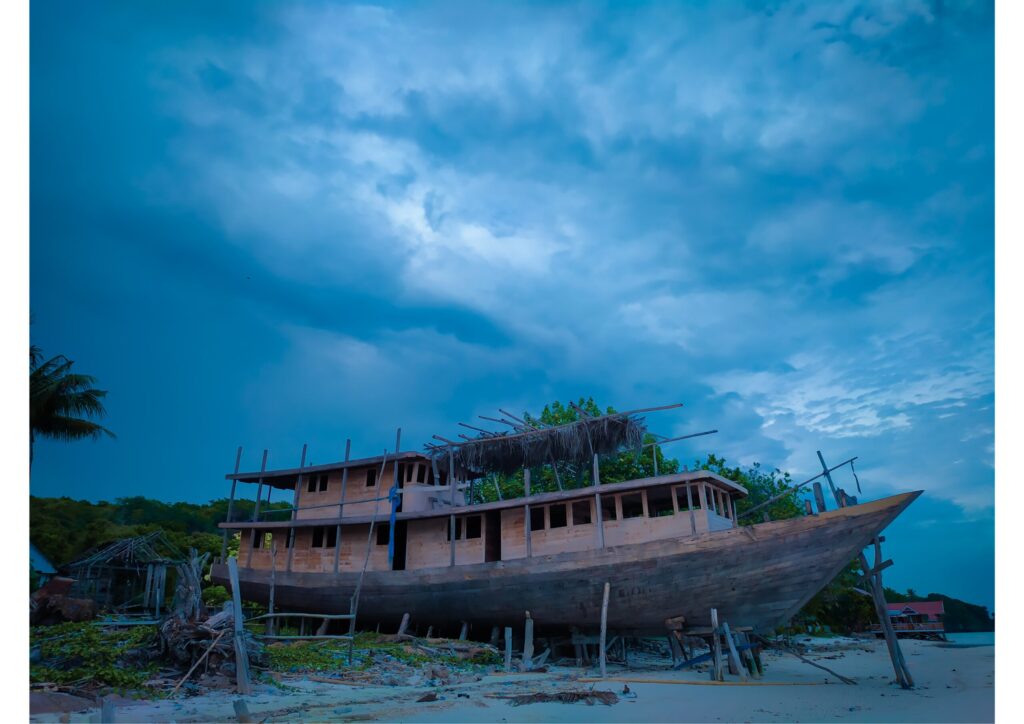 perahu pinisi sedang dibuat