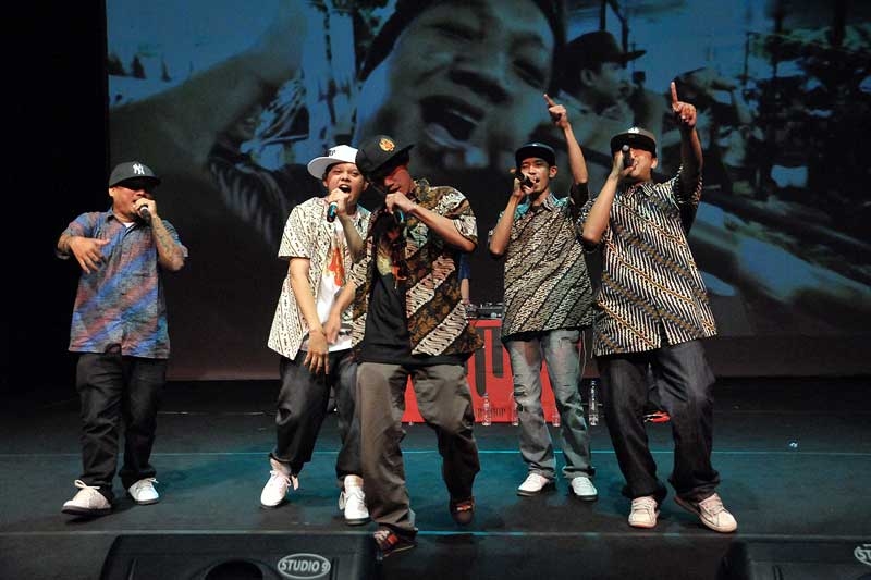 jogja hip hop foundation live di atas panggung 