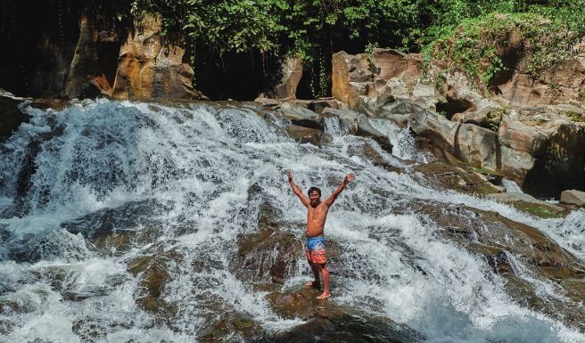 L'esprit de Goa Rang Reng Cascade Bali Gianyar Ubud cycle de vie cérémonie voyage Melukat Indonésie