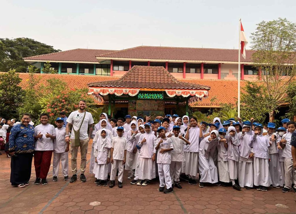 Bule Sampah Mendobrak Paradoks Plastik