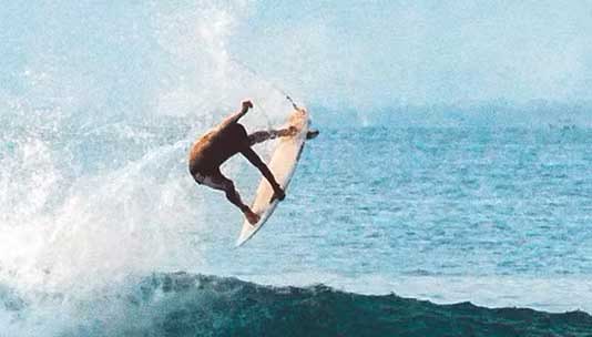 O surfista profissional Uluwatu Mega surfa na onda