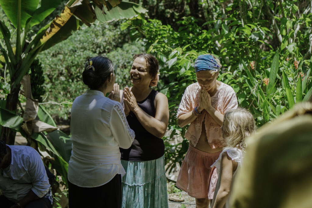 Ibu Jero bénissant Myriam Bali Bandita